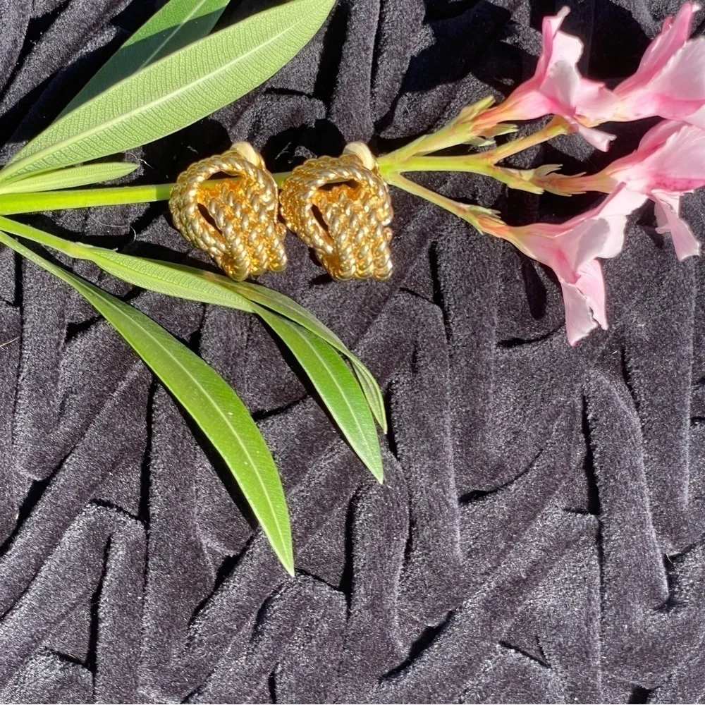 VINTAGE Carolee GoldTone Braided Rope Knot Clip On Earrings